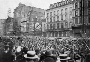 O exército alemão marchando por Bruxelas, Primeira Guerra Mundial, c1914 1920 de Unbekannt