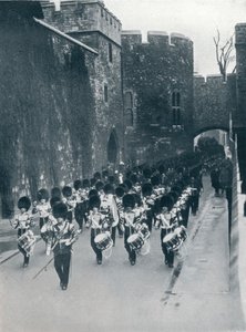 Os guardas saindo da Torre de Londres, c1914 de Unbekannt