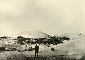 A cabana, com o Monte Erebus ao fundo, no outono de 1908, 1909. de Unbekannt