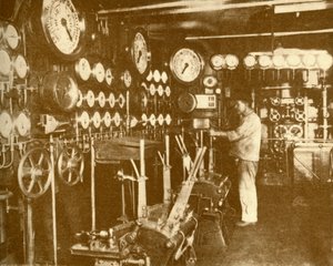 A principal plataforma de controle do motor do Aquitania., C1930. de Unbekannt