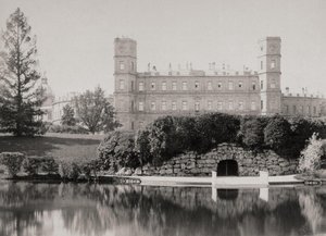 A fachada principal do palácio em Gatchina, década de 1870 a 1880 de Unbekannt