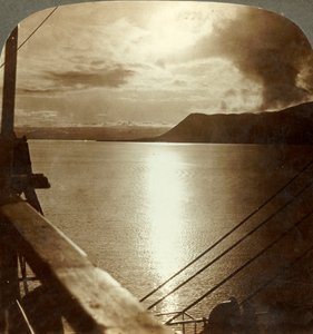 O sol da meia-noite em julho sobre falésias de Spitzbergen e Oceano Ártico, c1905. de Unbekannt