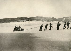 O automóvel na neve macia, após o retorno do navio, c1908, 1909. de Unbekannt
