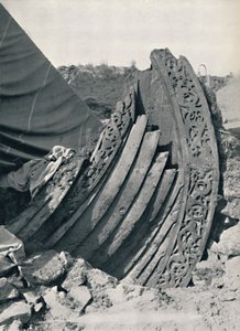 O navio Oseberg no monte, mostrando a escultura na haste e trilhos, 1935 de Unbekannt
