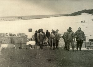 O partido que ascendeu ao monte Erebus, saindo da cabana, 1908, 1909. de Unbekannt