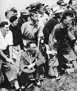O Príncipe de Gales fuma cachimbo no Open Golf Championship, St. Andrews, c1930s de Unbekannt