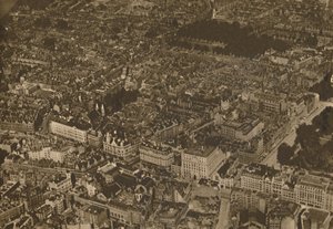 O enigma das ruas familiares de um ponto de vista novo e emocionante, c1935. de Unbekannt
