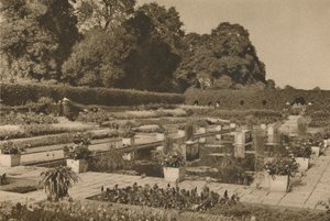 O silêncio do jardim holandês no Palácio de Kensington, guardado por portões fechados, c1935. de Unbekannt