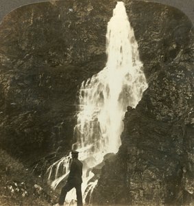 As cachoeiras de Sevle, correndo e espirrando, perto do hotel de Stalheims, Naerodal, Noruega, c1905. de Unbekannt