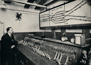 A caixa de sinal em uma junção ferroviária de tubo, 1926 de Unbekannt