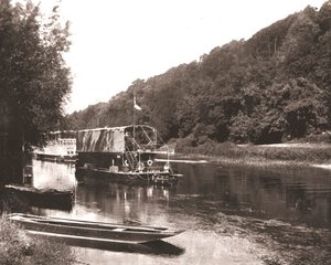 A Tamisa sob a madeira de Cliveden, Berkshire, 1894. de Unbekannt