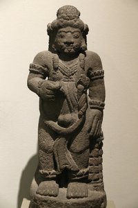 O Museu Victoria e Albert. Figura Guardiã de um Drama Épico. Pedra vulcânica. Indonésia (java oriental). 1400-1500. Período Majapahit. Reino Unido. de Unbekannt