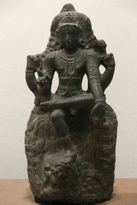 O Museu Victoria e Albert. Shiva como Dakshinamurti. 1200-1300. O período Chola tardio. Granito. Sul da Índia (Tamil Nadu). Reino Unido. de Unbekannt