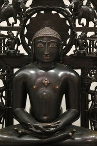 O Museu Victoria e Albert. A Jina Shantinatha. 1168; a placa traseira cerca de 1300-1500. Liga de cobre com prata e incrustação de cobre. Provavelmente Índia Ocidental. Reino Unido. de Unbekannt