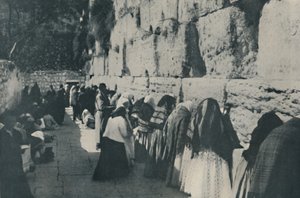 O Muro das Lamentações: O Dia da Lamentação pela Cidade Perdida de seus Antepassados, c1935. de Unbekannt