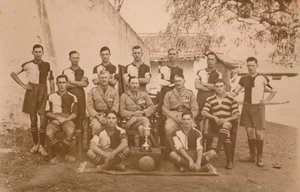 A equipe de futebol para jovens soldados do Primeiro Batalhão, o Queens, possui o Regimento Oeste Real de Kent. P de Unbekannt