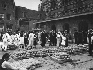 O mercado de queijos na sexta-feira, Alkmaar, Holanda, c1934 de Unbekannt