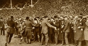 A primeira final da FA Cup é realizada no novo estádio de Wembley, em Londres, em 28 de abril de 1923, 1935. de Unbekannt