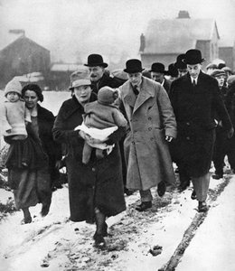 O futuro Edward VIII andando na neve em Winlaton, County Durham, 1929 de Unbekannt