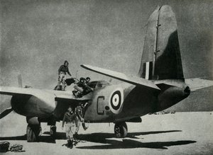 O sol quente flui para baixo em um local de pouso no deserto, c1942-1943, 1945. de Unbekannt