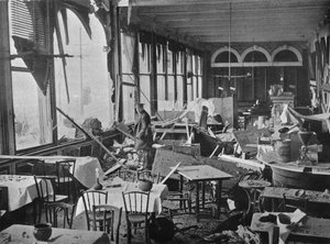 O interior do Grand Hotel, mostrando os danos causados pelo bombardeio, 1914 de Unbekannt