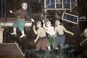O interior das paredes compostas de pagodes de prata está coberto de murais retratando histórias do Reamker, ou seja, a versão Khmer do clássico épico indiano, o Ramayana. Algumas secções dos murais estão deterioradas e o tempo danificado. Os murais eram p de Unbekannt