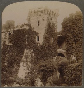As torres cobertas de hera do Castelo de Raglan, a última fortaleza de Carlos I, Monmouthshire, Inglaterra, c1 de Unbekannt