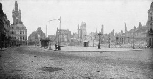 As ruínas e a torre sineira de Douai, França, 1918 de Unbekannt