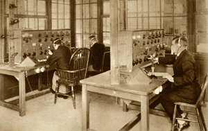 A sala de transmissão sem fio no Croydon Aerodrome, sul de Londres, 1928, 1935. de Unbekannt
