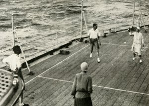 Suas Majestades, em um jogo de quoits no convés do HMS Renown, 1927, 1937. de Unbekannt