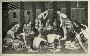 Essas crianças maoris da Native School, Whakarewarewa, estão jogando um jogo de mãos, c1948. de Unbekannt