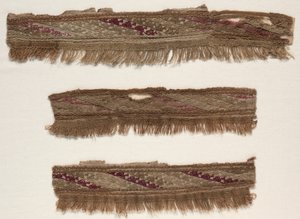 Três fragmentos de borda, c. 1100-1400. de Unbekannt