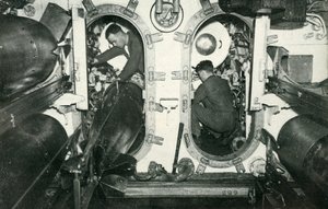 Tubos de torpedo de um submarino britânico, Segunda Guerra Mundial, 1945. de Unbekannt