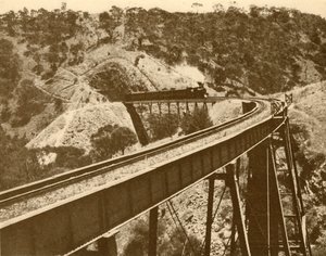 Treine a passagem sobre o viaduto, montagem Lofty Range, Sul da Austrália, 1930. de Unbekannt