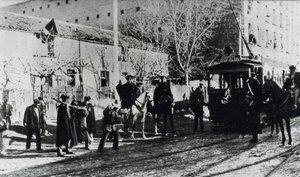 Greve do bonde em Madri, a guarda civil acusa os grevistas que tentam parar um bonde, publicado na revista "Nuevo Mundo", de dezembro de 1919 (foto a p/b) de Unbekannt
