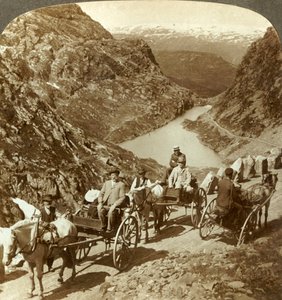 Viajantes na estrada da montanha através da ravina selvagem de Seljestad, Noruega, c1905. de Unbekannt