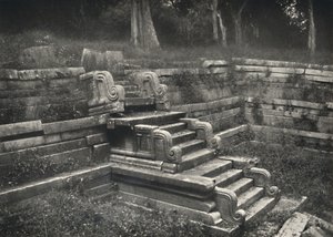 Escadas em um lago de banhos de tijolos, Anuradhapura, 1926 de Unbekannt