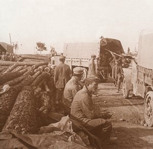 Caminhões no Voie Sacrée, Verdun, norte da França, c1914-c1918. de Unbekannt
