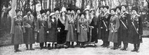 O czar Nicolau II da Rússia e sua família antes da abdicação, 1917 de Unbekannt
