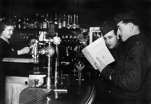 Dois soldados franceses em licença em um café, c1939-1940 de Unbekannt