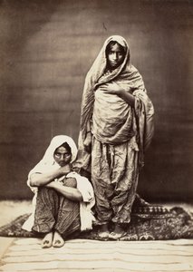 Duas mulheres indianas, uma sentada, década de 1860. de Unbekannt