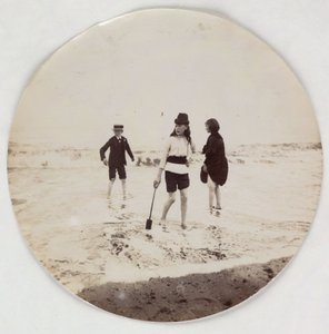 "Two girls and a boy paddling in the sea", vers les annees 1890 de Unbekannt