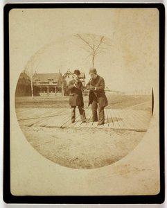 "Dois homens num calçadão", vers 1890 de Unbekannt