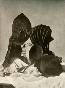Dois bezerros de seda, boné de equitação, gorro Quaker, chapéu, luvas e saia, século XVIII, 1937. de Unbekannt