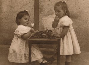 Duas meninas em uma mesa, 1937. de Unbekannt