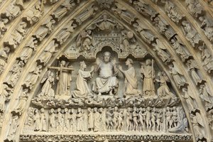 Tympanum do portal do Juízo Final : Cristo do Juízo Final. Ao seu lado, de joelhos, a Virgem Maria e São João intercedem para a salvação das almas. Catedral de Amiens, Amiens, França de Unbekannt
