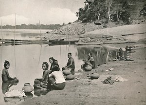 Cena típica do rio no grande Irrawaddy - Mulheres tomando banho e tirando água, 1900. de Unbekannt