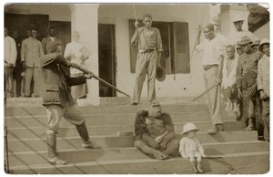Um gorila domesticado, c.1910 (foto a p/b) de Unbekannt
