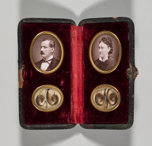 Caso sem título com retratos de ornamentos de homem e mulher e cabelo, c. 1870s. de Unbekannt