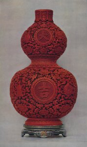 Vaso de laca vermelha esculpida no chão verde oliva com suporte de laca plana, 1928 de Unbekannt